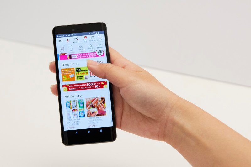 Rakuten Handはディスプレイサイズが5.1インチと、最近のスマートフォンの中では非常にコンパクトで片手でも持ちやすい