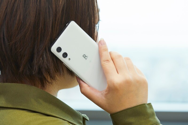 Rakuten Handは片手で持ちやすい上、「Rakuten Link」を使えば国内通話が無料になることから、コミュニケーションを重視するなら非常に適している
