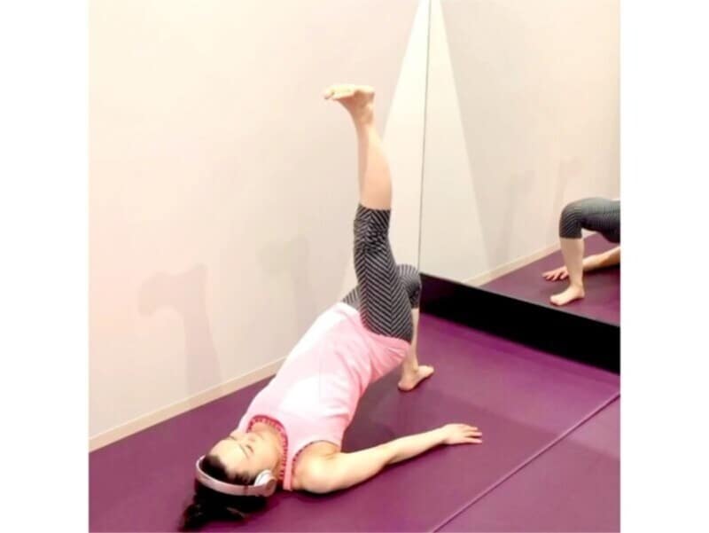 足を上げたままお尻を持ち上げる