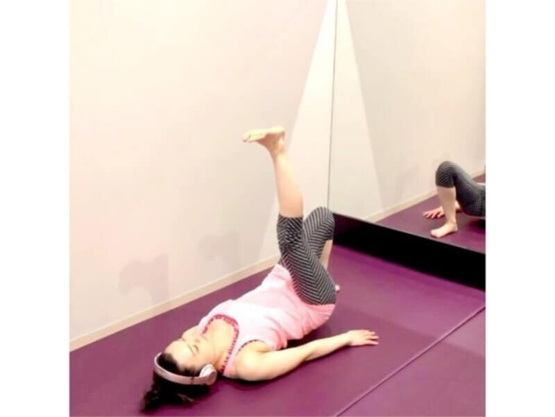 お尻を床スレスレまでゆっくりおろす