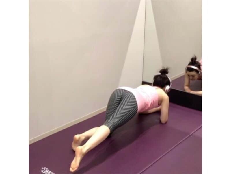 持ち上げた足を床スレスレまでゆっくりおろす