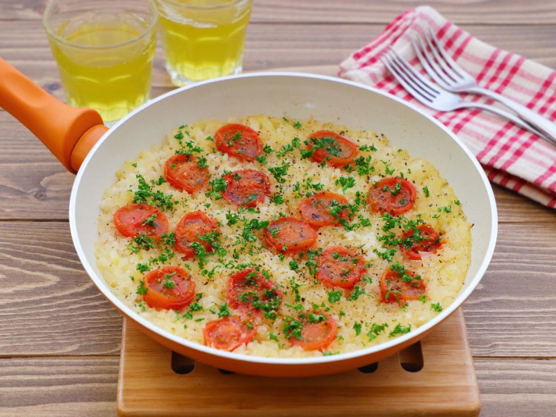 myこなべ 鍋つゆ濃縮タイプを使った「焼あごだしのパエリア」。だしとりの手間が省けて手軽に作れます。