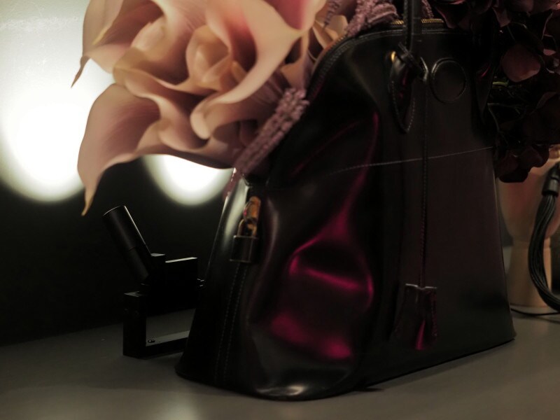 このように、棚などの後ろに寝せて間接照明としての利用も可能。これが本当に本格的な明かりになるのでビックリした