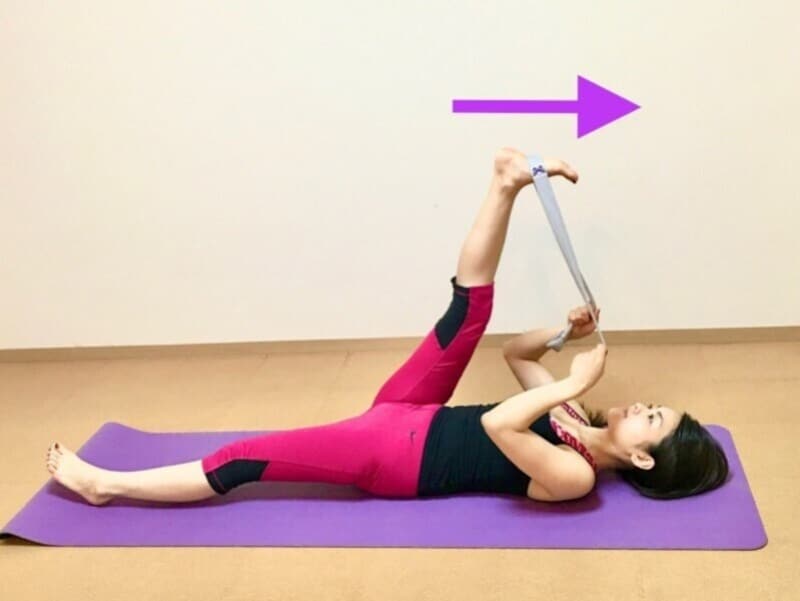 片足を引っ張りながら、頭の方に動かして太ももの裏を伸ばす