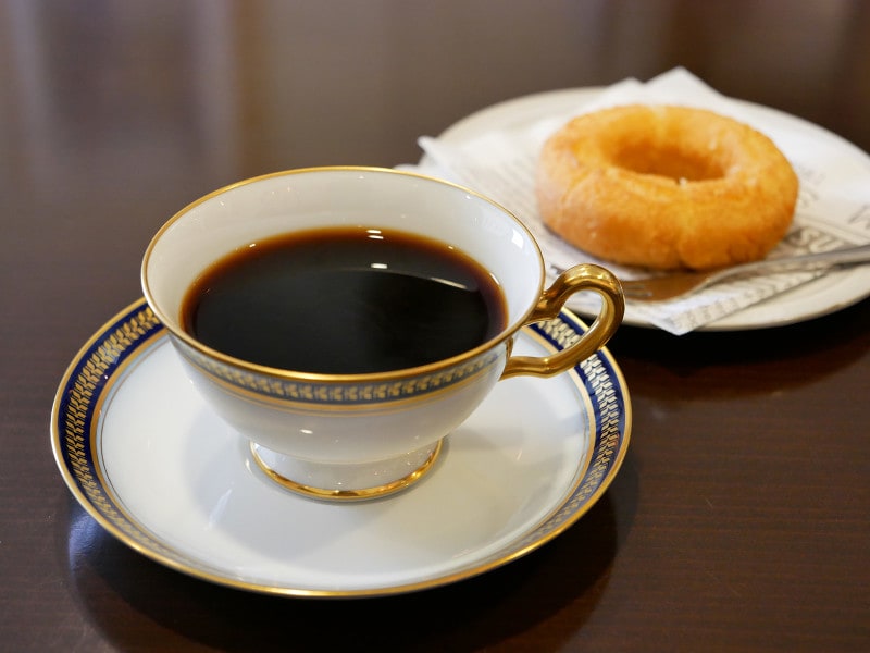 ネルドリップコーヒー(600円)、ドーナツ(150円)
