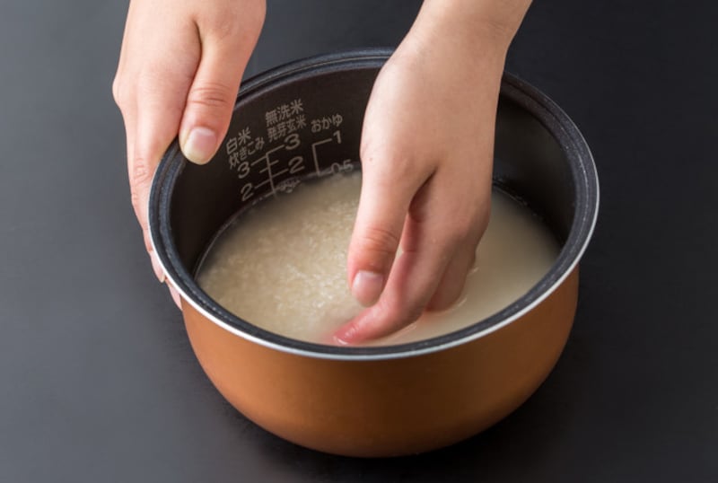 炊飯器の内釜の中でお米を研ぐ際には、基本的には手で優しく