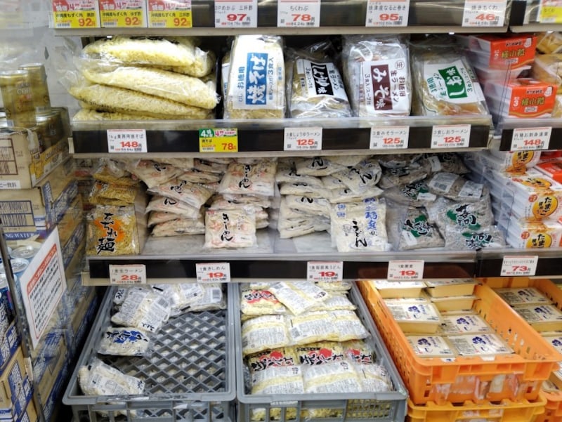 19円の麺を中心にいろいろな生麺が用意されています。