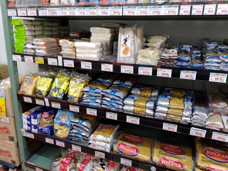 お店の奥のほうにある乾麺売り場。商品ラインナップは豊富です。