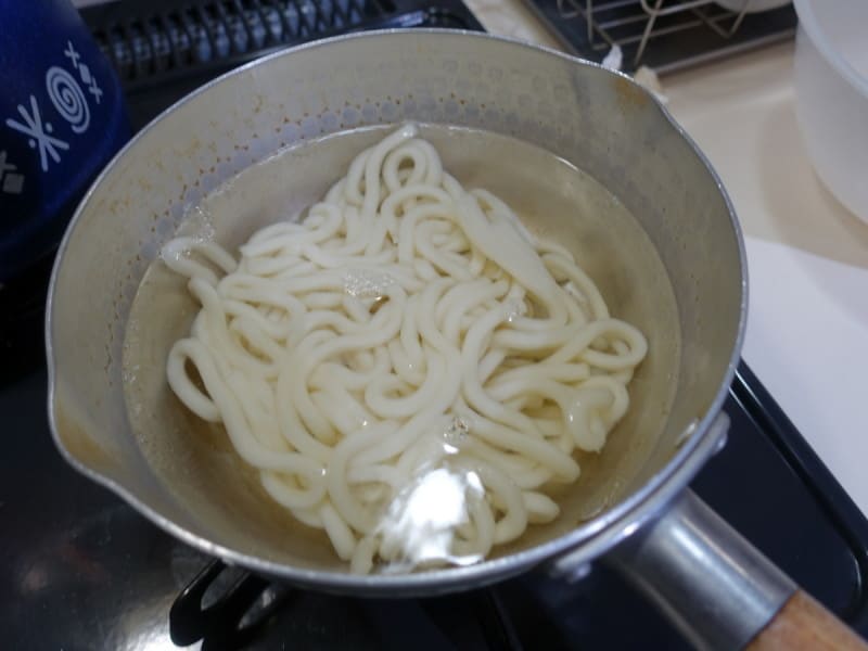 茹でたらざるにあげます