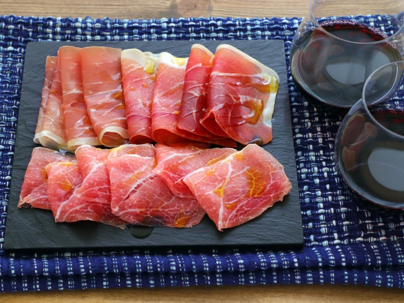 オリーブオイルのちょい足しで、生ハムを格上げ