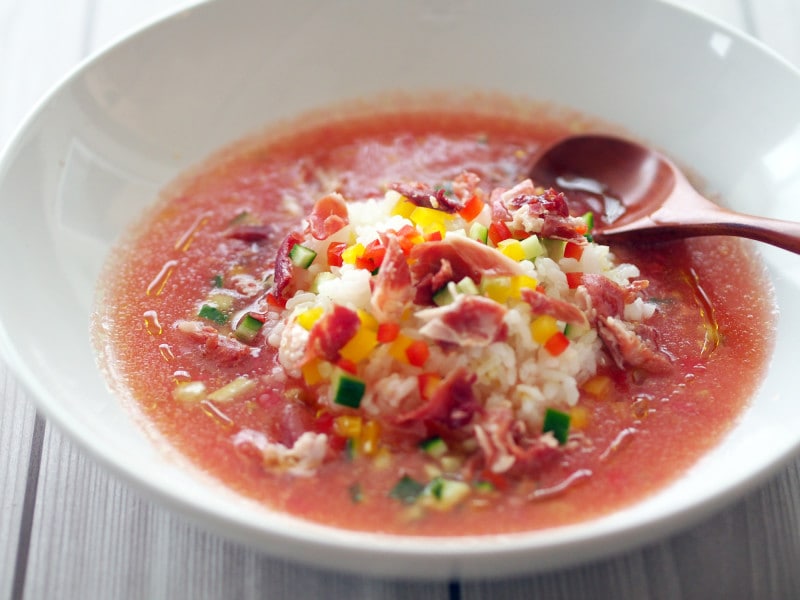 すりおろしトマトで作る「ガスパチョ茶漬け」で、生ハムの凄みを実感