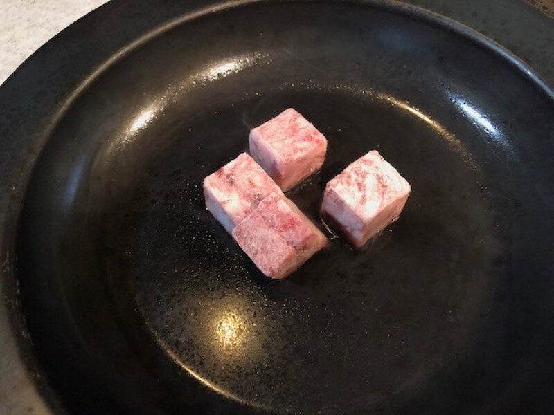サイコロステーキをフライパンで焼く
