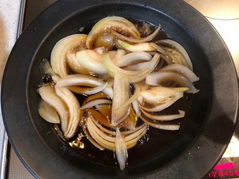 玉ねぎに味をつける