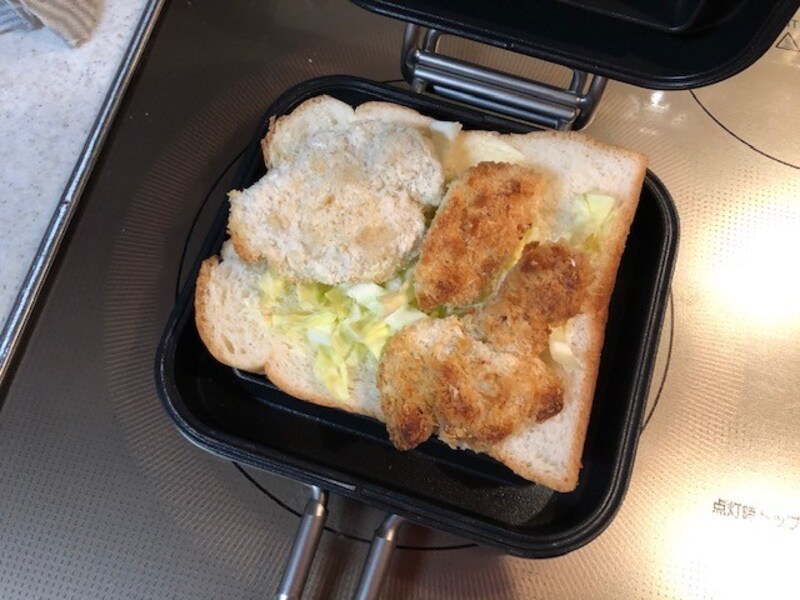 食パンに材料を乗せる