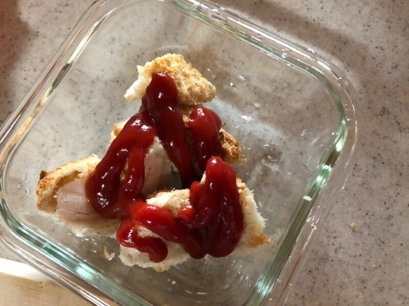 カツを切ってケチャップをかける