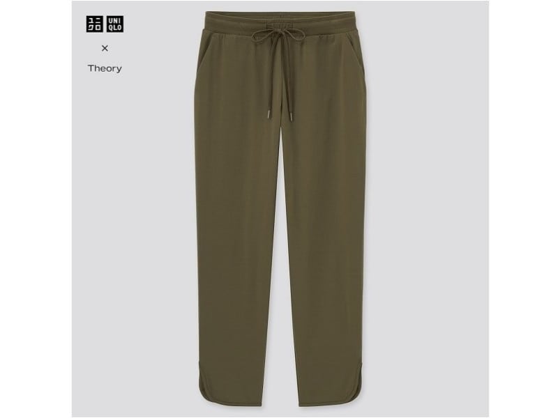 ウルトラストレッチアクティブ アンクルパンツ　2990円（税込）