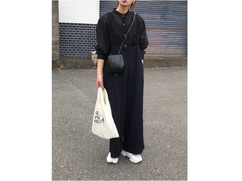 引き締め効果のあるオールブラックでも重たくないのはシアーシャツのおかげ 出典:WEAR