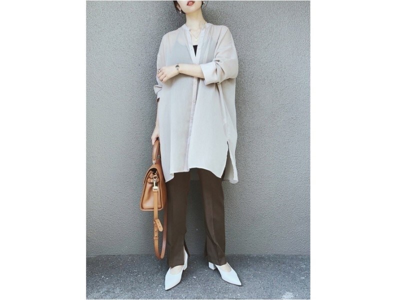 どんなコーデにも馴染む軽めのシアー素材が使いやすい　出典：WEAR