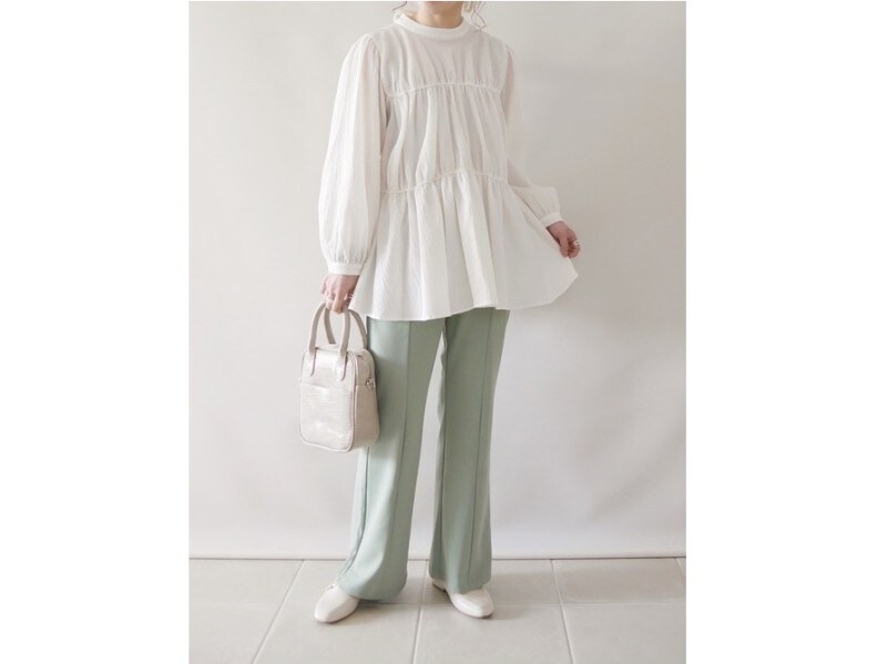ふんわりチュニックもフレアパンツならメリハリがついてスタイルアップにも◎ 出典:WEAR