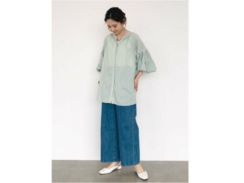 ふんわりブラウスと太めデニムでゆったりしつつおしゃれなバランスに　出典：WEAR