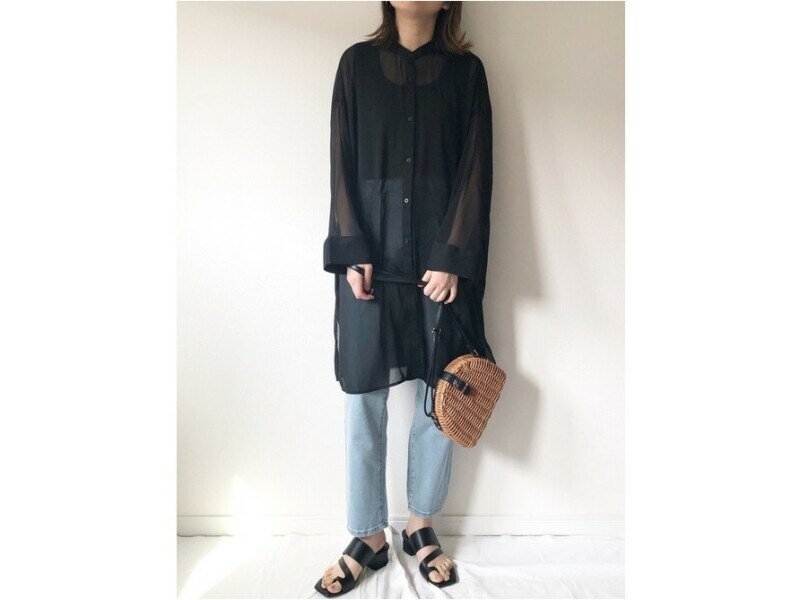 軽やかなシースルーシャツはナチュラルなデニムと相性よし　出典：WEAR