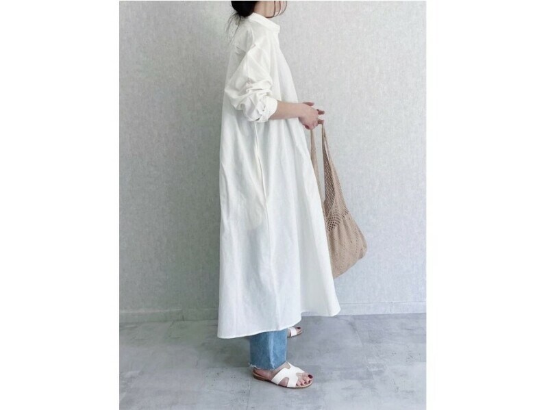 ワンピースの裾からデニムをのぞかせるバランスが今っぽい　出典：WEAR