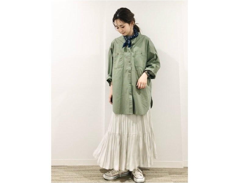 全体的に高さのないローテクスニーカーはロング丈ボトムスと相性よし　出典：WEAR