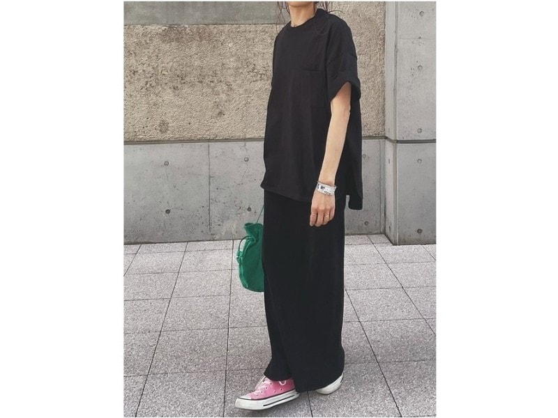 春夏には少し重たくなりがちな黒やネイビーのダークカラーコーデの差し色役に！　出典：WEAR