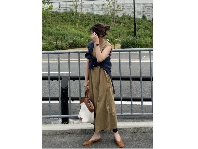 楽チンなカットソーワンピースはレイヤードでタウン仕様に　出典：WEAR