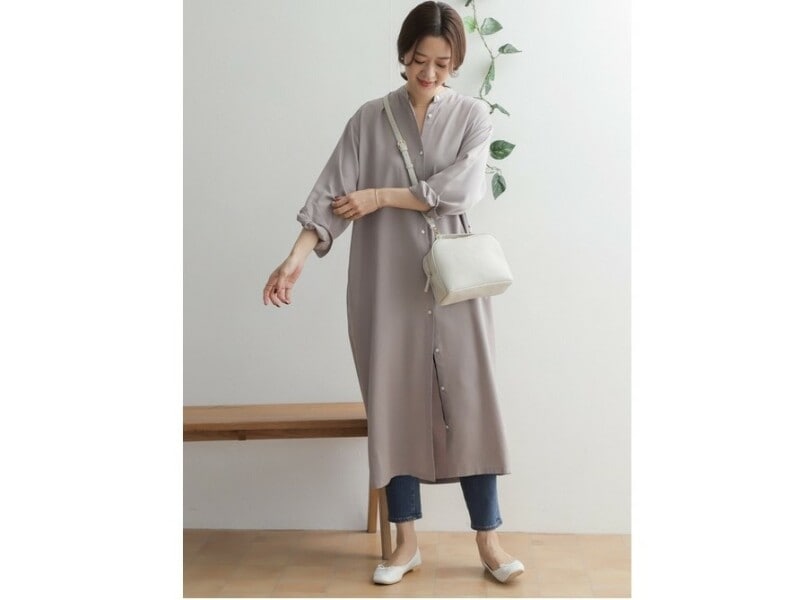 前を閉じてワンピースにするとどこか女性らしいカジュアルコーデに　出典：WEAR