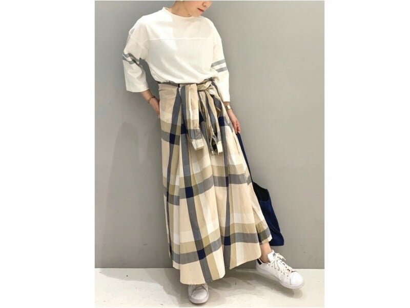 長袖のシャツワンピースは腰で巻くとロングスカートにアレンジできます　出典：WEAR