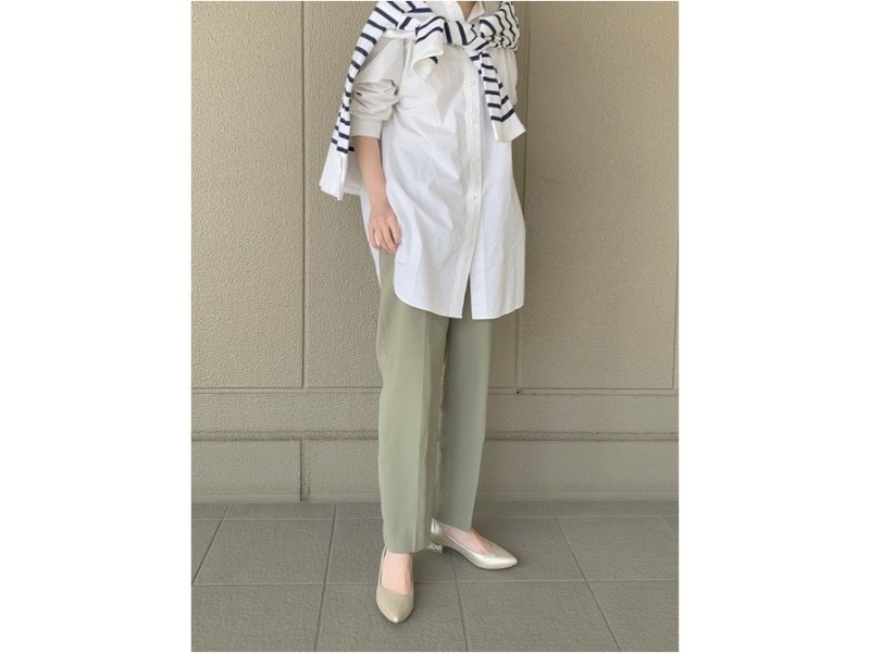 定番の白シャツにはトレンドのグリーン系パンツで今っぽさを 出典:WEAR