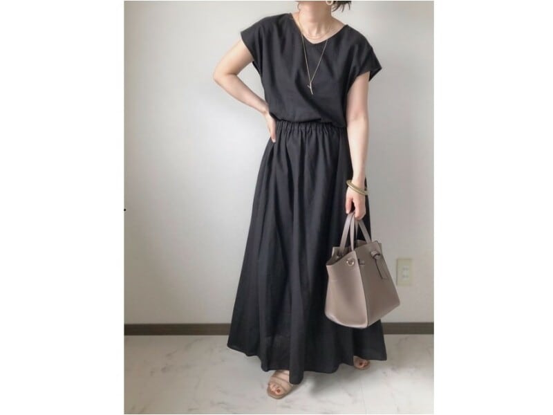 リネンアイテムは黒などほっこりしにくいカラーを選ぶのもおすすめ 出典:WEAR