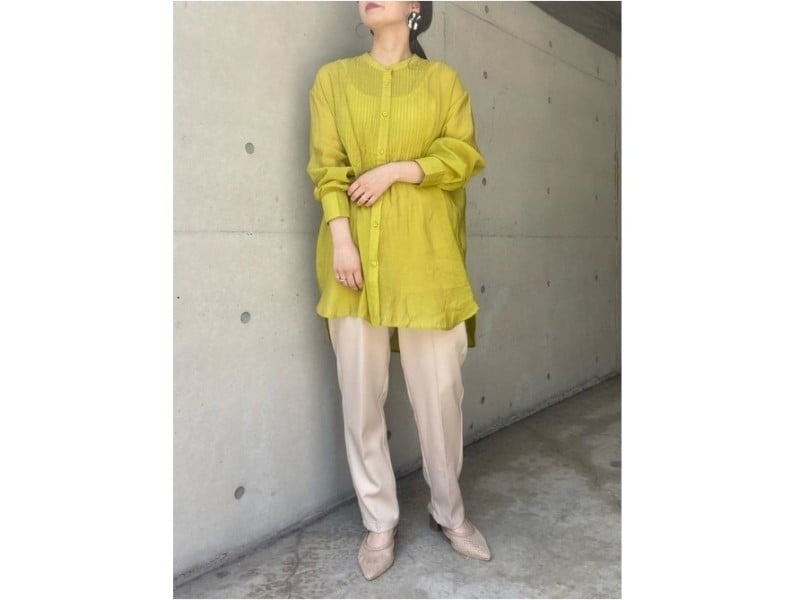 ライムグリーンやマスタードなどのイエローは幼くならず、顔を明るく見せてくれる　出典：WEAR