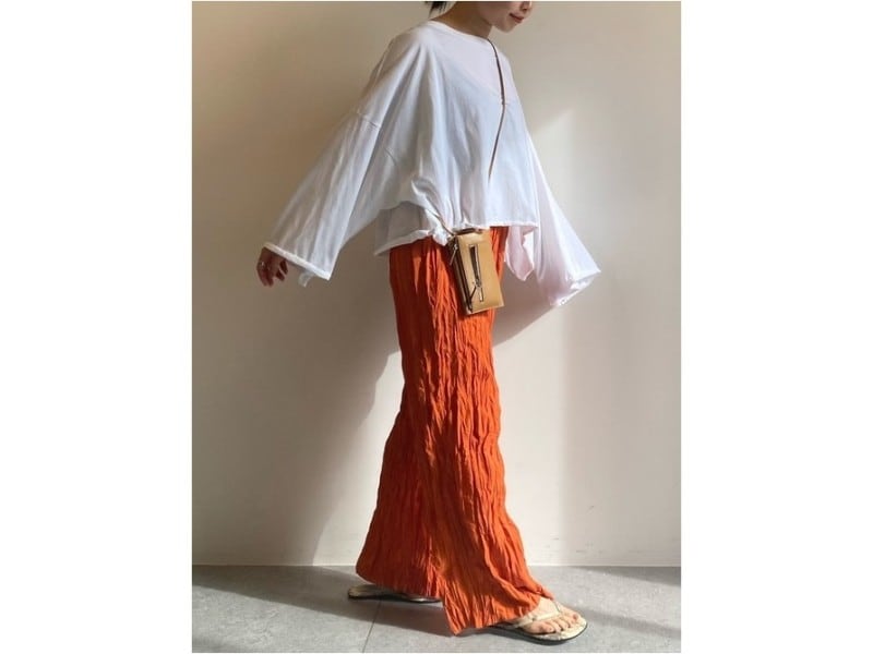 シワ加工のオレンジパンツは、あか抜けて見えて履き心地も楽チン！　出典：WEAR
