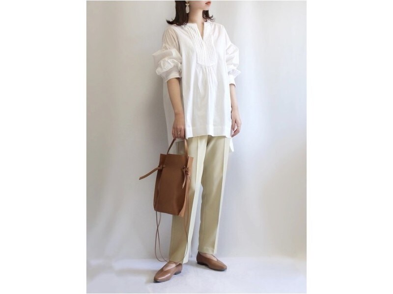 シャツより柔らかい印象で着られる白ブラウスは一押し　出典：WEAR