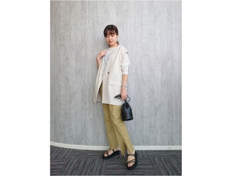 vカジュアルなTシャツ＆パンツコーデもきれいめに整えてくれるジレ　出典：WEAR