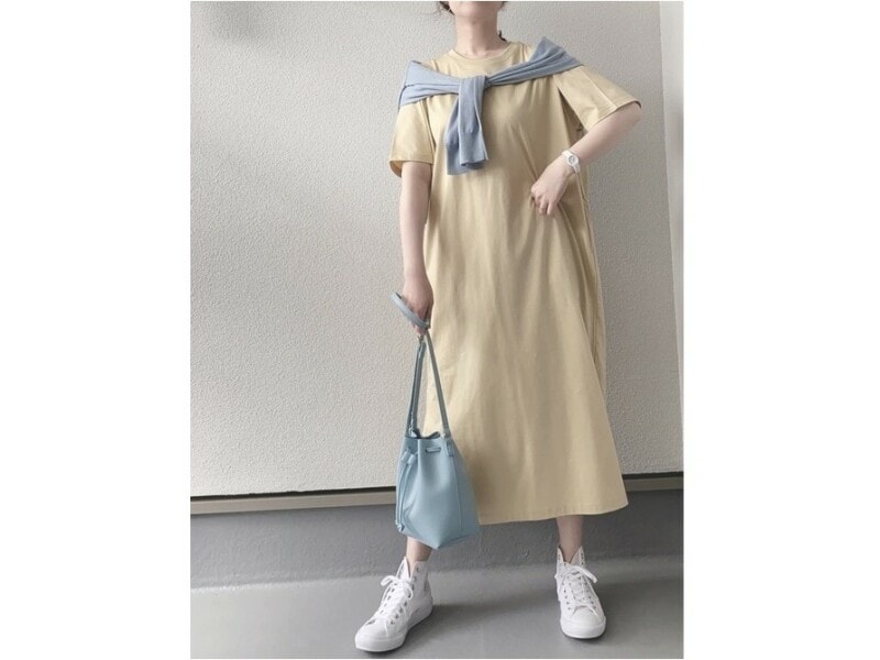 楽チンで洗えるコットンのTシャツワンピはコーディネートでおしゃれさをプラス　出典：WEAR