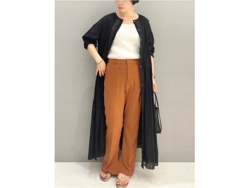 ダークカラーのロング丈アウターの視覚効果を生かして縦長ラインを 出典:WEAR