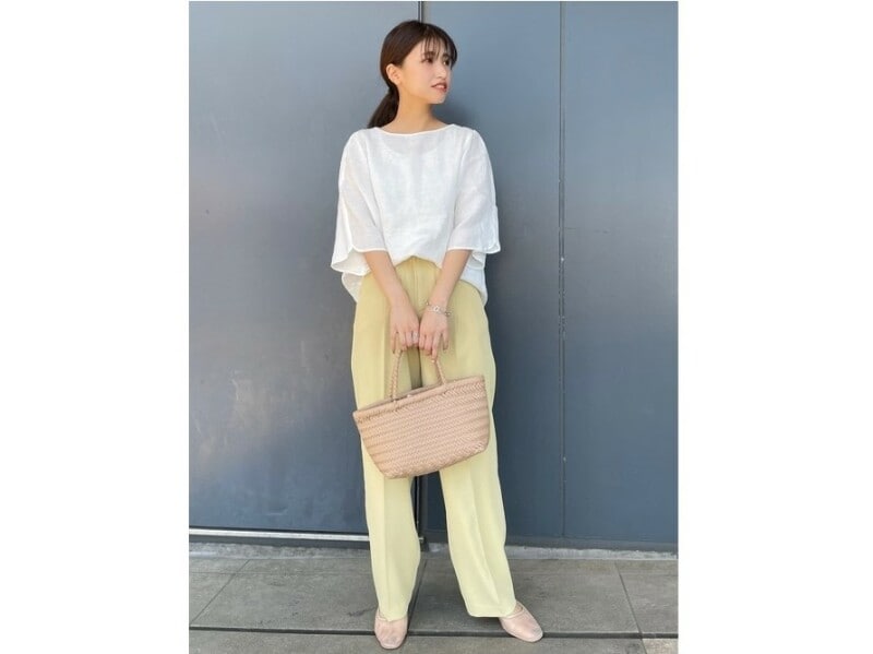 とろみ素材は体のラインに沿ってくれるのでほっそり見えます 出典:WEAR
