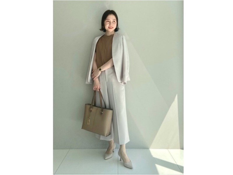 どんな場面でも着られてカジュアルダウンも自在なセットアップは万能 出典:WEAR