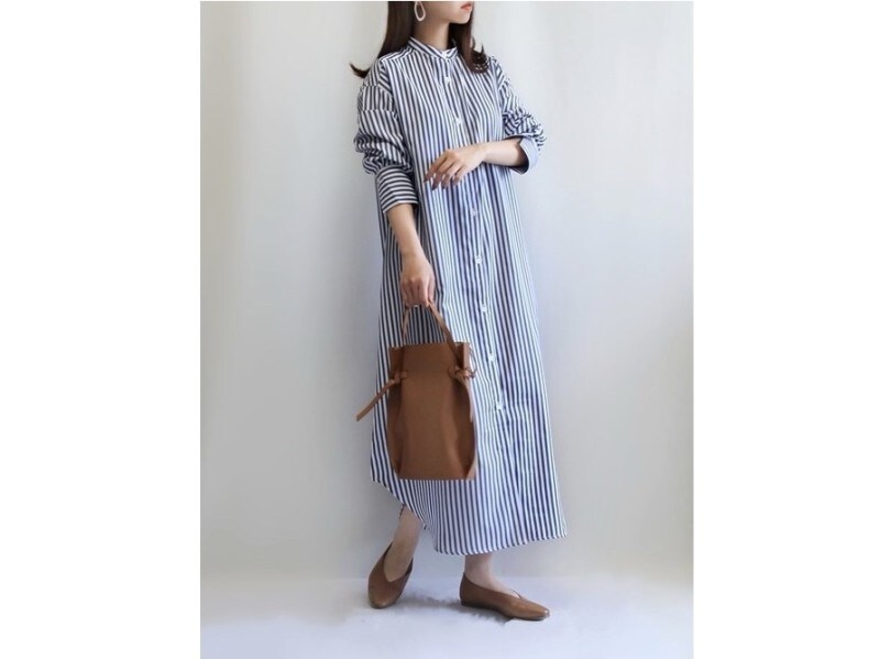 ワンピースもシャツタイプなら適度なきちんと感もあって着やすい 出典:WEAR