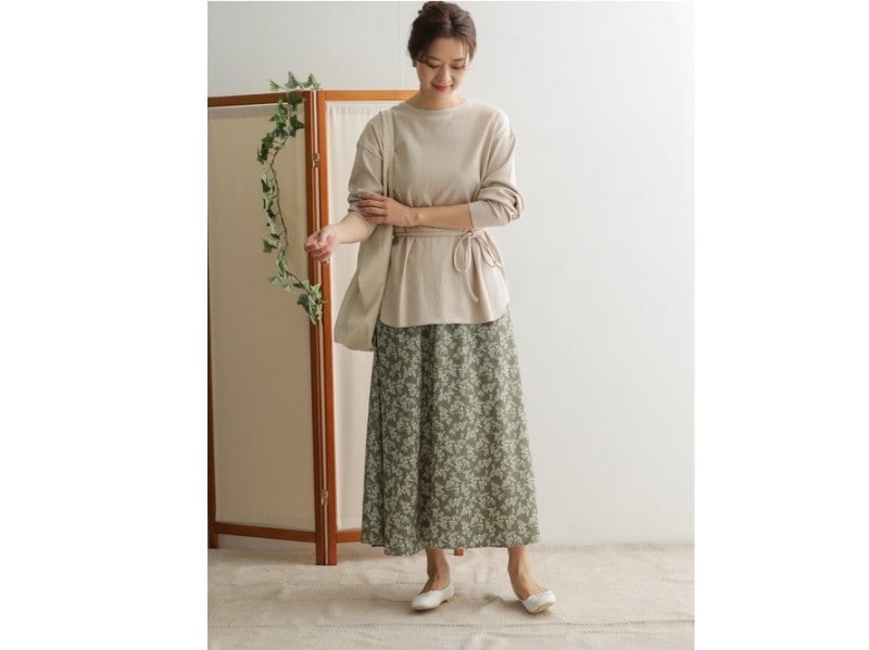 親しみやすく、話しかけやすい柔らかい印象が作れるスカートコーデも◎ 出典:WEAR
