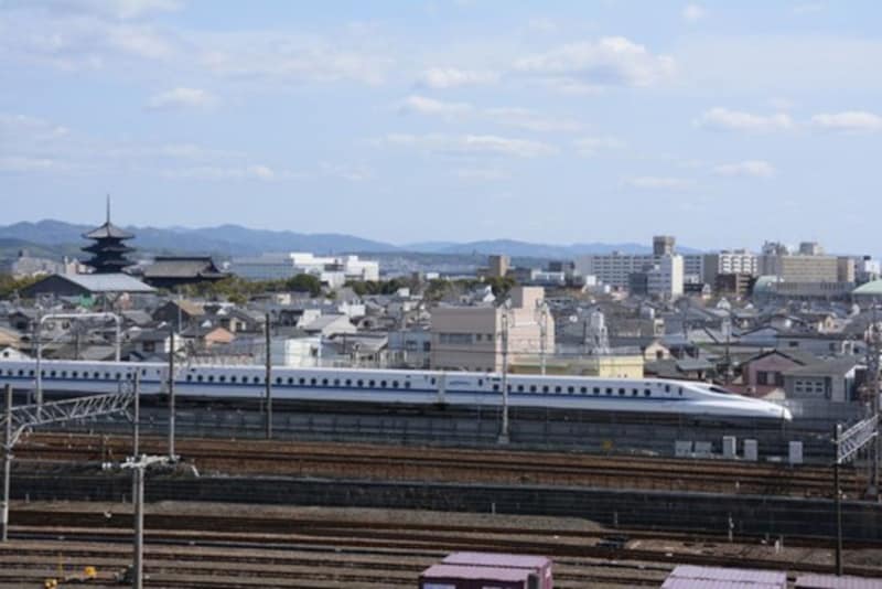 京都付近を走る東海道新幹線