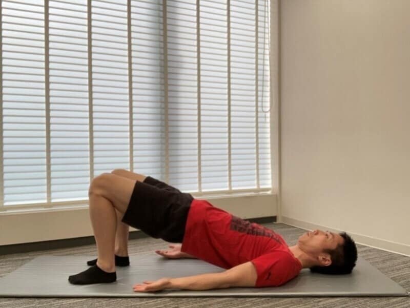 床を強く踏み込みお尻を持ち上げる