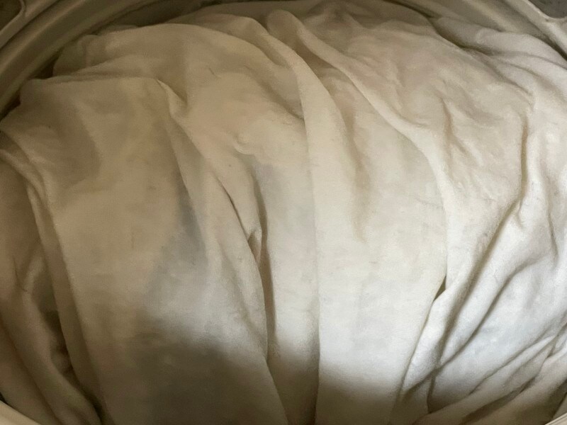 ダウンジャケットを洗濯機で洗うときにバスタオルをかける