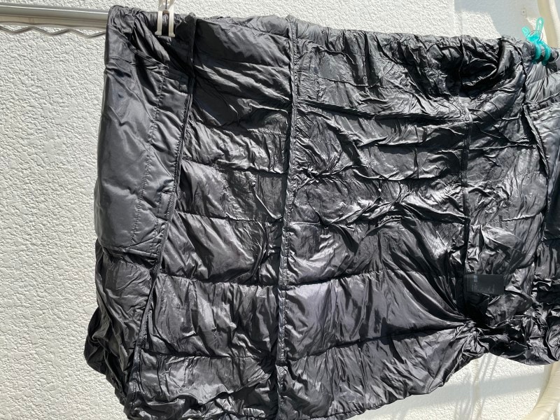 洗濯機で洗ったダウンジャケットを干しているところ