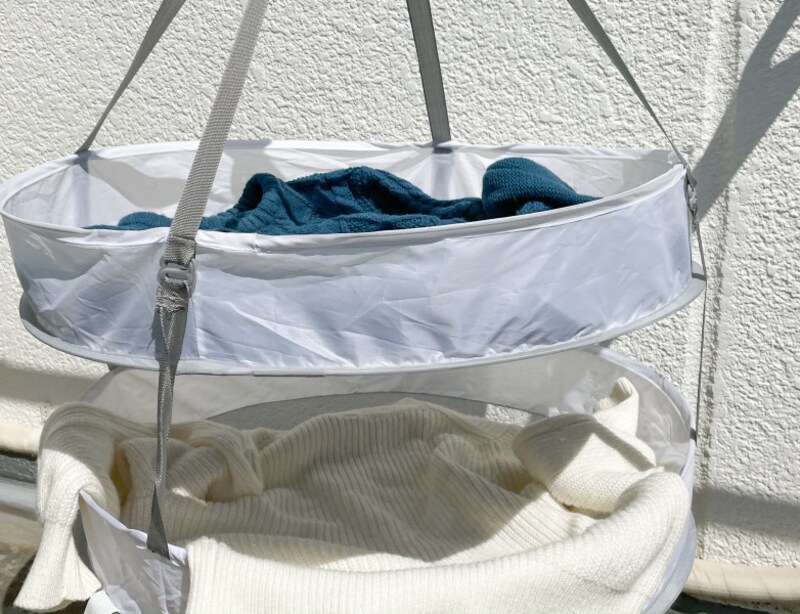 洗濯機で洗ったセーターを干している衣類平干しネット