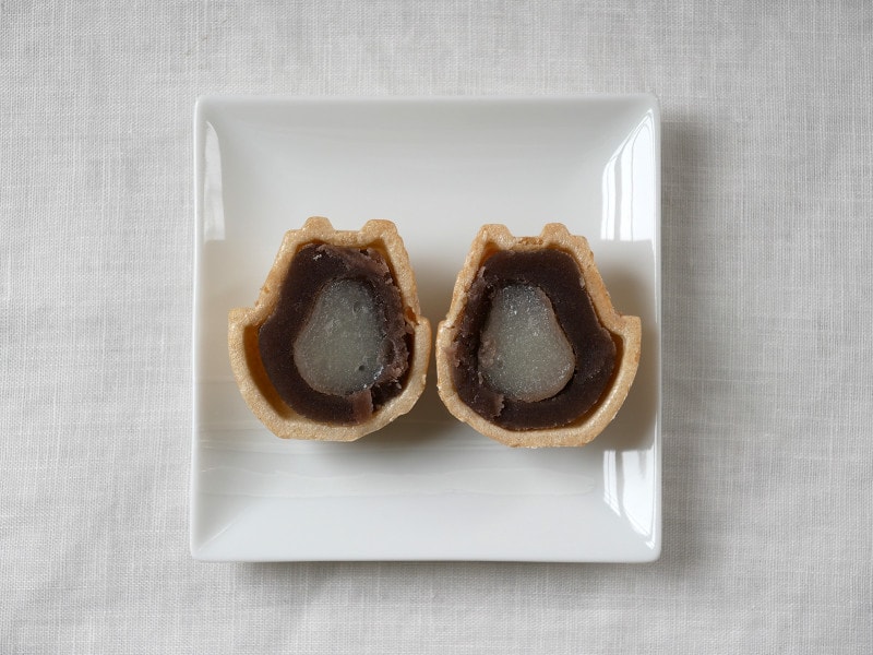 もなかの皮、こしあん、求肥もちの3層が一体に