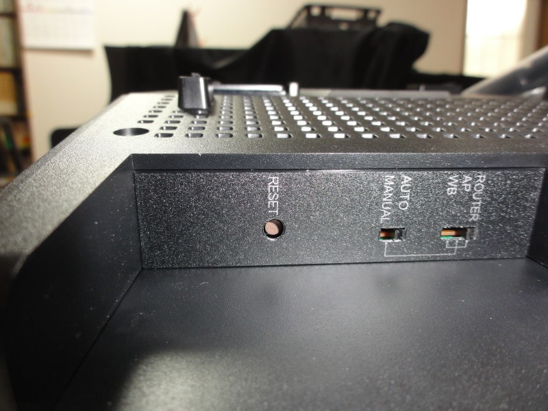 RESETスイッチが中央左に見える。